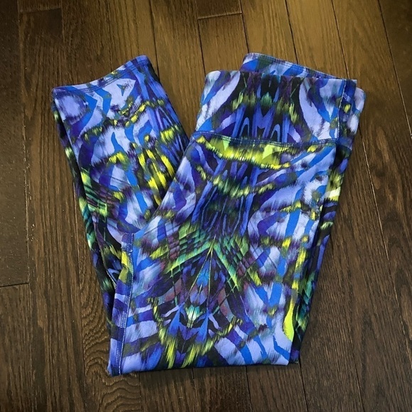 😍2/$20 Fabletics Sz S Define PowerHold® Mid-Rise Capri Electric Zebra Print - Picture 5 of 7